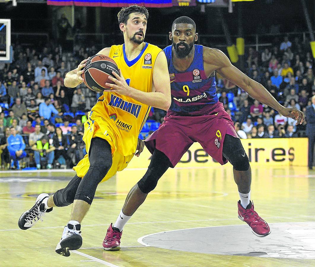 Alexei Shved deja atrás a Shane Lawal en el partido de la pasada semana en el Palau Blaugrana. 