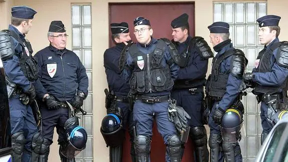 Los agentes de las Compañías Republicanas de Seguridad en una operación policial en el País Vasco francés.