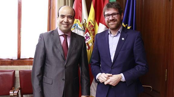 El alcalde, Gorka Urtaran, y el cónsul marroquí, en ell Ayuntamiento de Vitoria. 