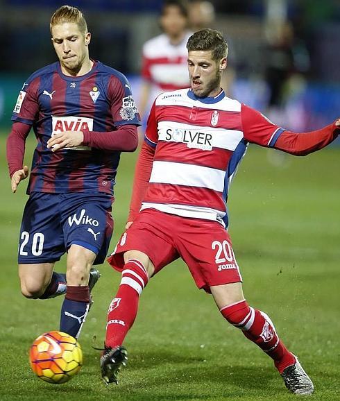 Keko lucha un balón con Rubén Pérez.