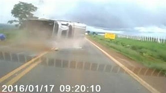Espectacular accidente de tráfico en Brasil