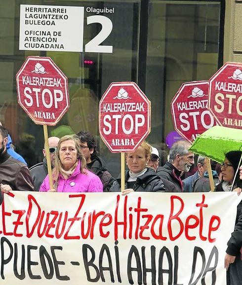 Numerosos vecinos piden que se detengan los desahucios.