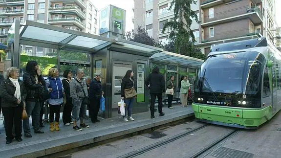 Varios pasajeros esperan en tranvía en la parada de Angulema
