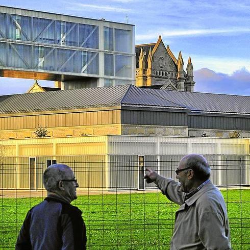 Dos hombres observan el edificio de Krea en Betoño. 