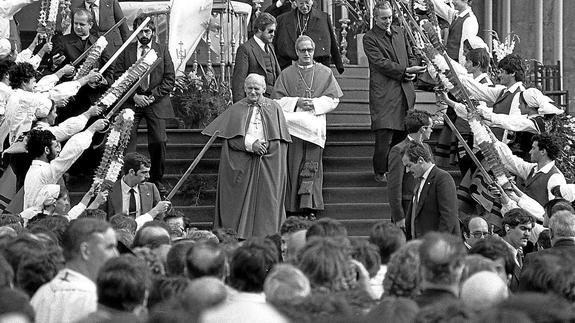 Protegido en Azpeitia. Juan Pablo II, seguido por un jovencísimo José María Setién, baja las escalinatas de Loyola, flanqueados por agentes de paisano. 