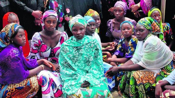 Niñas y adolescentes que han conseguido escapar de las garras de Boko Haram, en la ciudad nigeriana de Chibok.