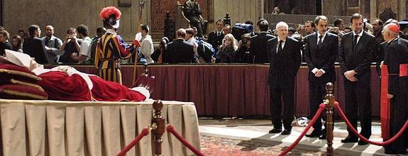 Moratinos, Zapatero y Rajoy, en el funeral de Juan Pablo II.