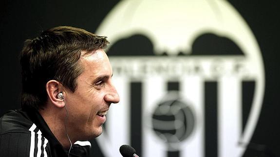 Gary Neville, entrenador del Valencia, en rueda de prensa con el escudo al fondo.