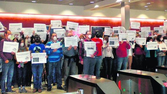 Trabajadores se protegen con mascarillas durante una de las últimas protestas realizadas en el edificio.