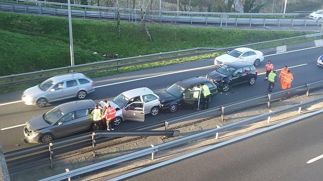 Cuatro de los coches implicados en el accidente.