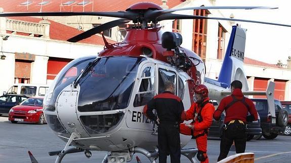 Imagen del helicóptero de la Ertzaintza que ha trasladado el cuerpo del pescador al puerto de Bermeo. Maika Salguero
