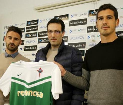 Garrido, a la derecha, en su presentación con el Racing Ferrol. A la izquierda Kike Márquez, también cedido del Cádiz, y en el centro el secretario técnico, Juan Carlos Fernández.