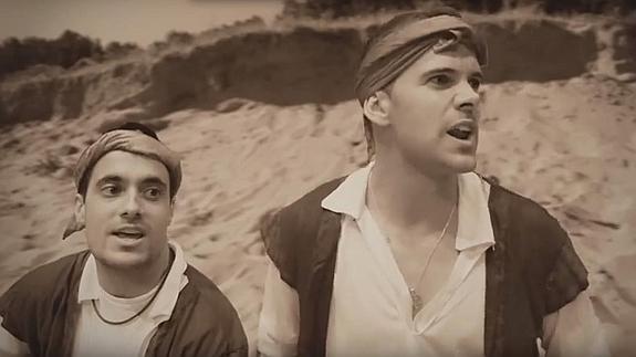 Oinatz Bengoetxea eta Aitor Zubieta bideokliparen momentu batean.