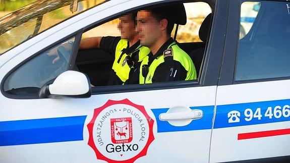 Dos agentes de la Policía de Getxo en una imagen de archivo.