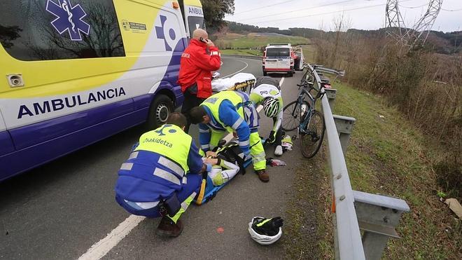 El ciclista herido ha sido trasladado en ambulancia. 