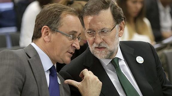 Rajoy conversa con el presidente del PP vasco, Alfonso Alonso. 