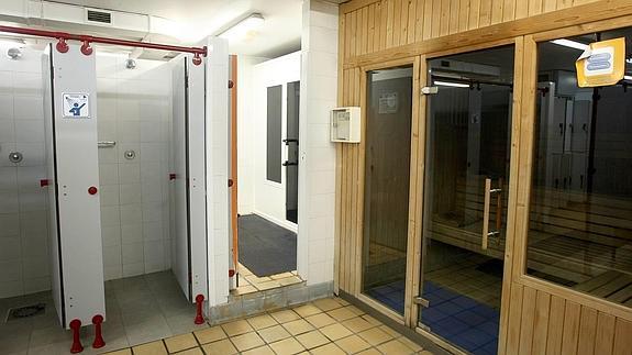 Vestuarios del polideportivo de Errenteria, donde las usuarias hallaron una cámara supuestamente en un bolígrafo.