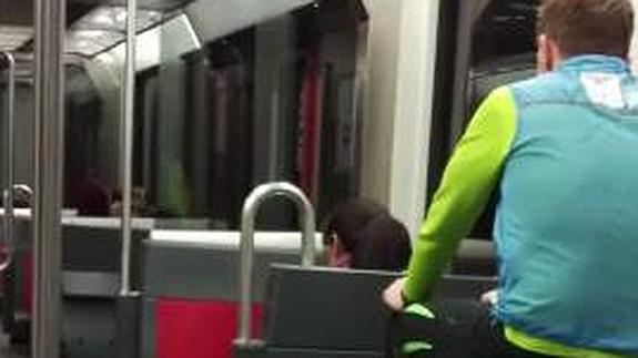 Se monta con la bicicleta estática en el metro de Bilbao y recorre el trayecto pedaleando