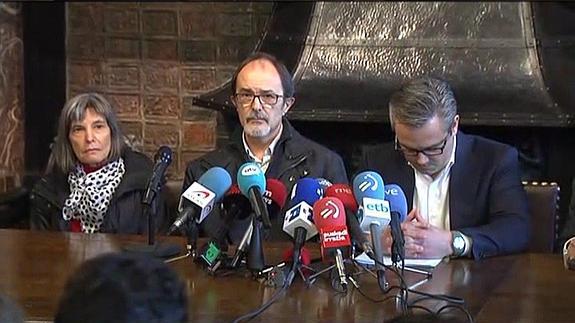 Los padres de Hodei y su abogado, en la comparecencia de prensa.