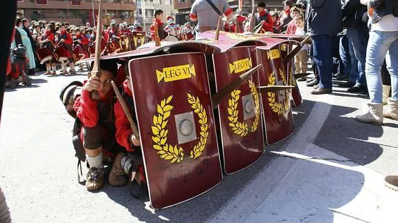 Reconstrucción histórica en Calahorra de una maniobra de soldados romanos.