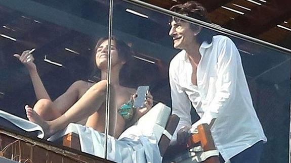 Ronnie Wood conversa animadamente con una brasileña.