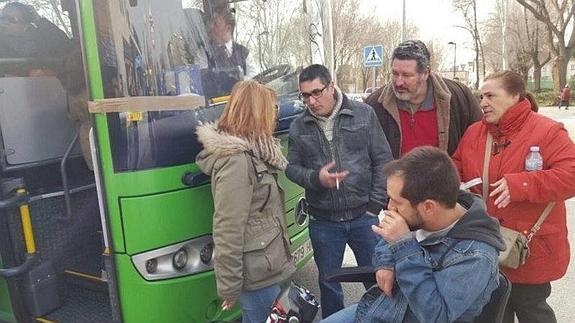 El rapero y actor El Langui ha detenido dos autobuses que no le permitieron acceder con su silla eléctrica.