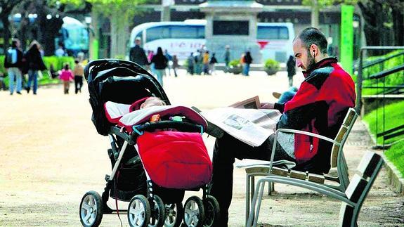 Bildu plantea que él y ella cojan el permiso por turnos, de modo que cada uno se ocupe por completo del niño cuando le toque.