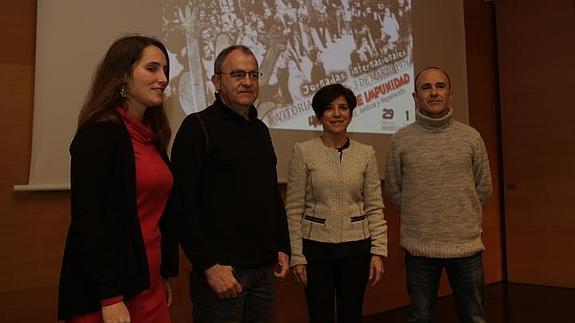 Nerea Martínez y Andoni Txasko, de la Asociación 3 de Marzo, junto a Bilbao y Juaristi.