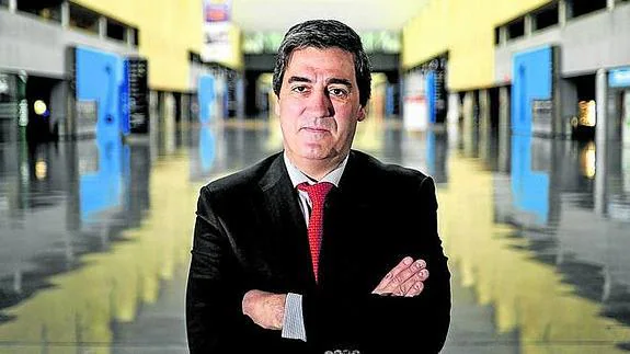 Basañez, que espera cerrar el ejercicio con un saldo positivo de unos 30.000 euros, posa en el BEC.