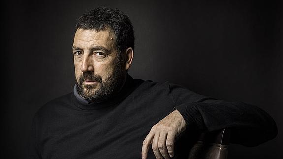 Daniel Calparsoro estrena este viernes en los cines su noveno largometraje, 'Cien años de perdón'. 