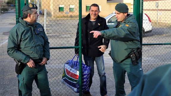 Otegi con su petate con la bandera de Sudafrica.