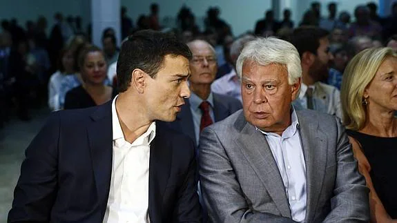 Pedro Sánchez junto con el expresidente Felipe González en un acto reciente