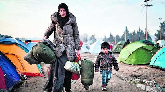Madre e hijo en el campamento de Idomeni, en la frontera entre Grecia y Macedonia.