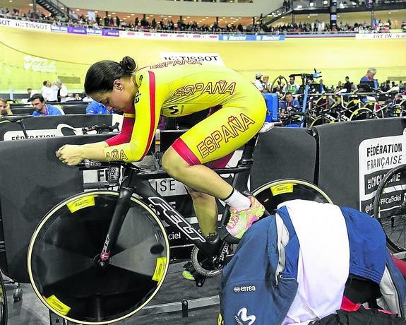 Calvo hace rodillo antes de intervenir en una prueba internacional. 