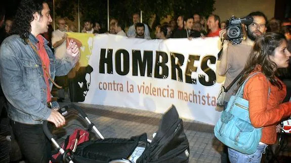 Manifestación de un foro de hombres por la igualdad bajo el lema 'El silencio nos hace cómplices'.