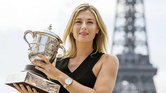 Maria Sharapova sostiene el trofeo del Open de Francia en París en 2014. 