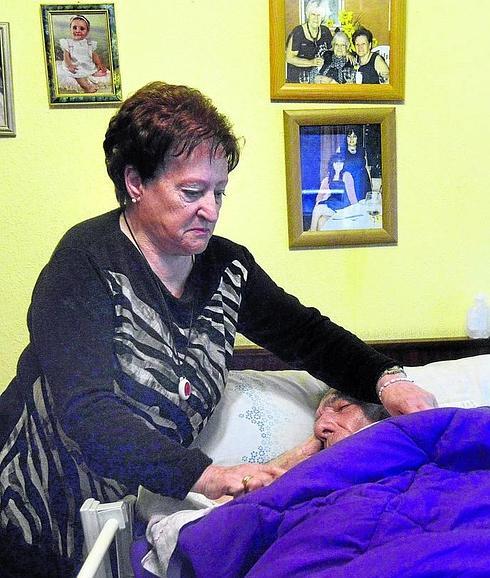Feli Palomino, de 77 años, arropa ayer a José Ramón, su marido.