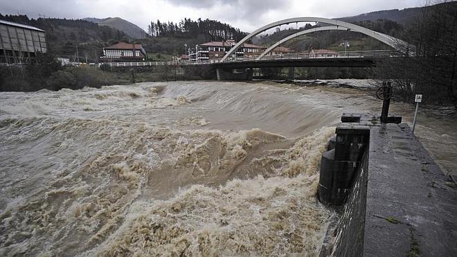 El río Cadagua a su paso por Alonsotegi.