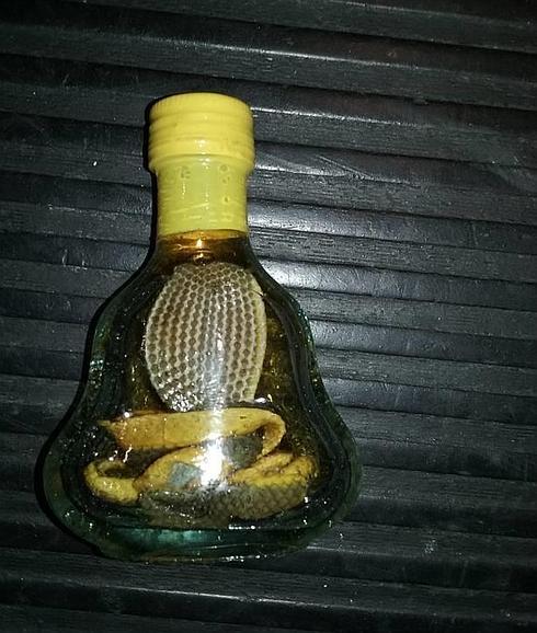 Botella con una cobra mezclada con alcohol procedente de Camboya.