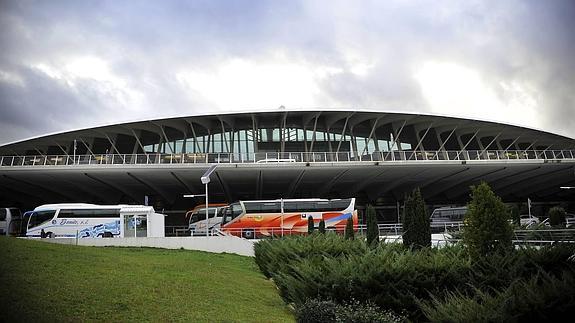 Fila de autobuses aparcados a las puertas del aeropuerto de Bilbao. 