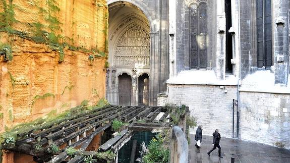 La casa en ruinas y abandonada tras la trasera de San Pedro esquina con el cantón de la Soledad y al fondo el formidable pórtico de la iglesia