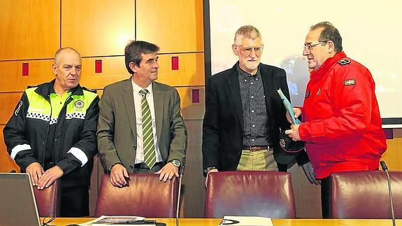 El comisario Anguiano, el viceconsejero Zubiaga, el concejal Belandia y el intendente Álava. 