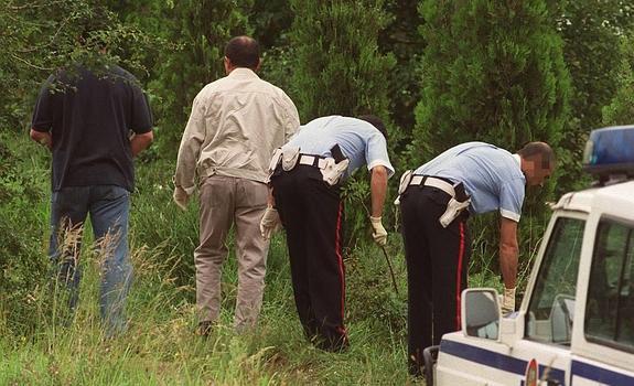 Agentes de la Ertzaintza intentan localizar alguna pista.