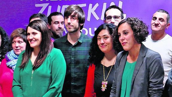 Nagua Alba, nueva líder de Podemos en Euskadi, junto a Eduardo Maura y otros dirigentes de la formación de los círculos.