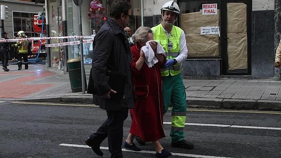 Una mujer es atendida por los servicios sanitarios.