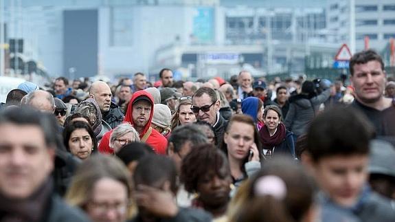 Pasajeros evacuados del aeropuerto de Bruselas-Zaventem. 