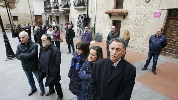 Ciudadanos, trabajadores municipales y políticos han guardado un minuto de silencio esta mañana en la plaza de España. Avelino Gómez