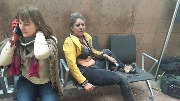 La mujer de la chaqueta amarilla estaba en estado de shock.