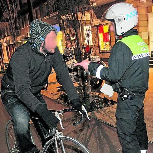 Un agente hace una observación a un ciclista en Vitoria. 