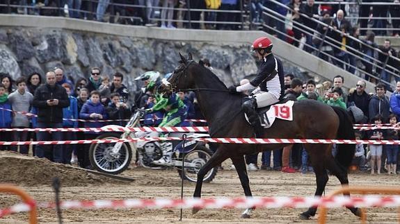 El duelo de exhibición entre un caballo y una moto ha sido lo más espectacular de la jornada.